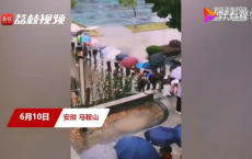 高年级为低年级搭爱心伞桥走红 网友盛赞：这才是哥哥姐姐的样子