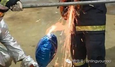 家长们,你的孩子拎个炸弹到处跑,你却不知道! 